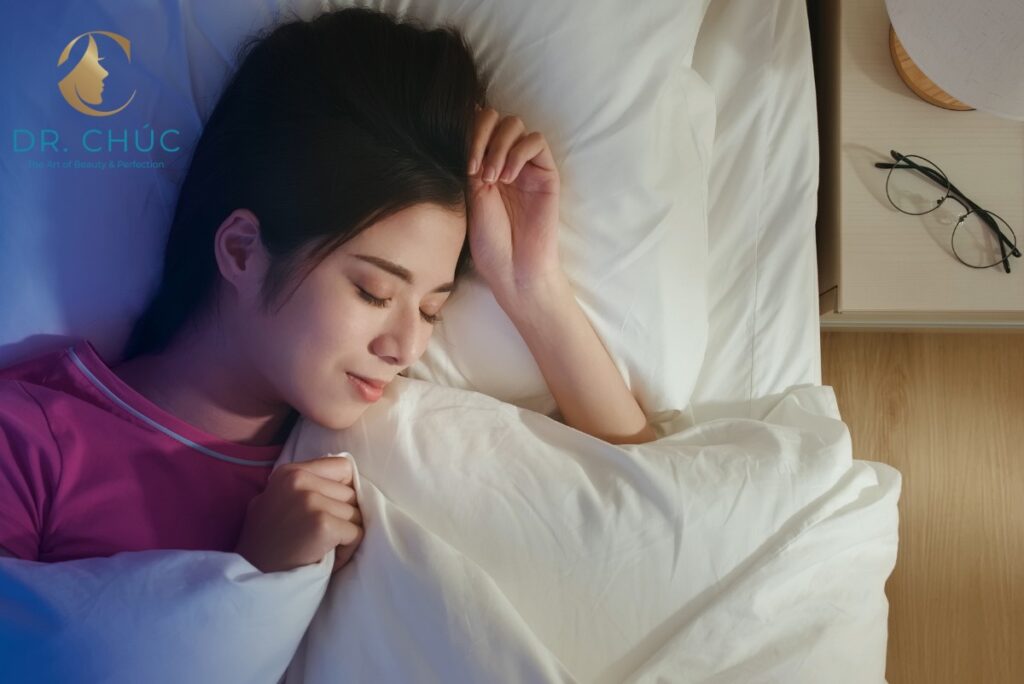 Ngủ đủ 7 – 8 tiếng, tránh sử dụng thiết bị điện tử trước khi ngủ