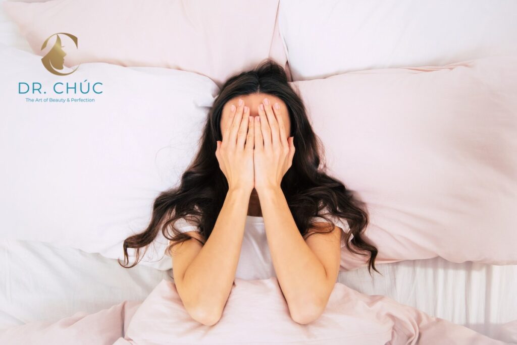 Nguyên nhân gây mất cân bằng nội tiết tố dẫn đến mụn và rụng tóc