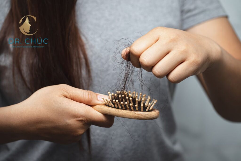Nguyên nhân gây mất cân bằng nội tiết tố và tóc rụng