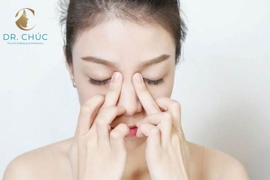 Vuốt mũi là gì? Vì sao nhiều người tin vuốt mũi giúp mũi cao?