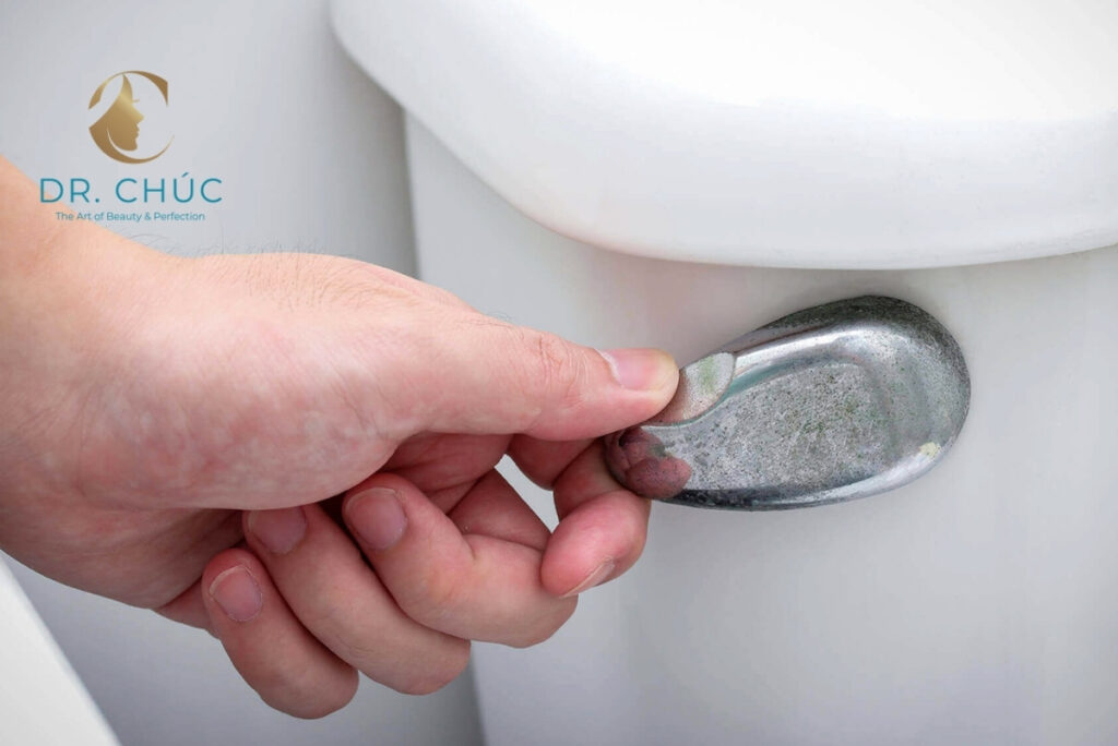 Đóng nắp bồn cầu trước khi xả nước để hạn chế vi khuẩn phát tán